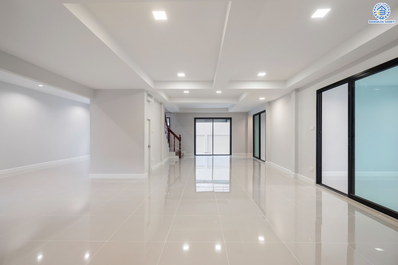 บ้านมือสองตกแต่งใหม่ ม.กฤษดานคร แจ้งวัฒนะ เนื้อที่ 63 ตร.ว. ฟังก์ชันจัดเต็ม 3 ห้องนอน 2 ห้องน้ำ 1 ห้องอเนกประสงค์ จอดรถได้ 2 คัน ดีไซน์ Classic บนทำเลศักยภาพ เชื่อมต่อหลายเส้นทาง ใกล้ทางด่วนแจ้งวัฒนะ, เซ็นทรัลแจ้งวัฒนะ และรถไฟฟ้าสายสีชมพู "สถานีแจ้งวัฒนะ-ปากเกร็ด 28"